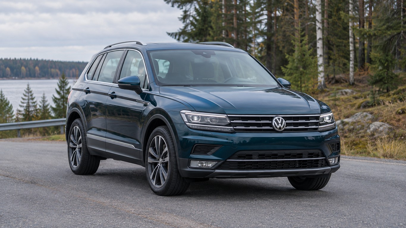 Volkswagen Tiguan 2019–2022 на дороге у леса