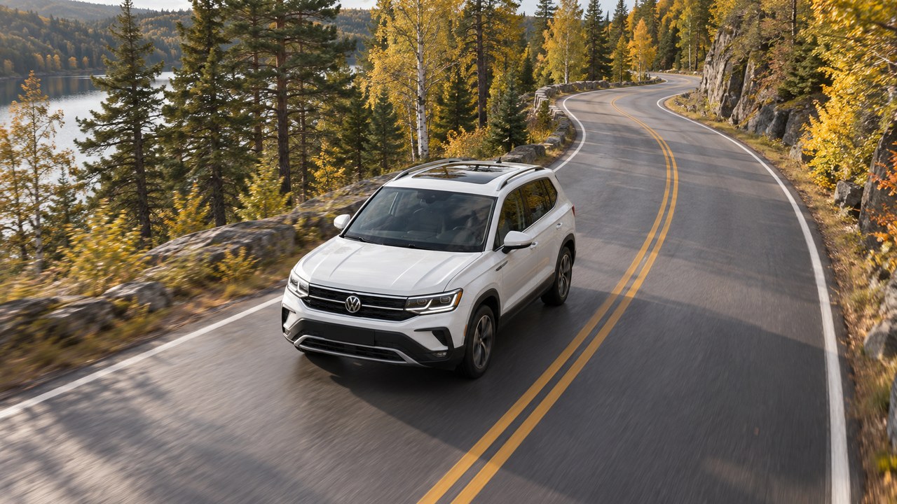 Volkswagen Taos на загородной трассе